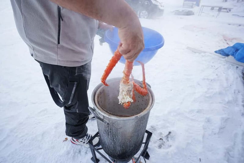 Tromsø: Tasty King Crab Adventure - Choosing the crab and watching it cook