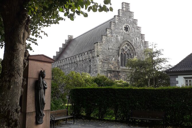 Walking tour: Medieval Spirit of Bergen + sweet Arctic gifts - Torgallmenningen and the modern city center