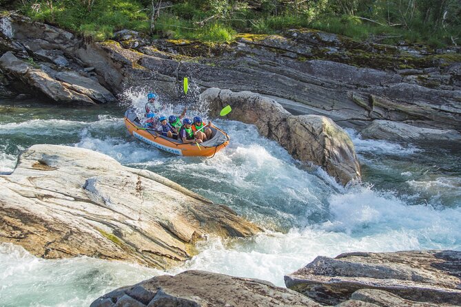 Whitewater Rafting Grade 3 to 4 - Safety training before the first rapid
